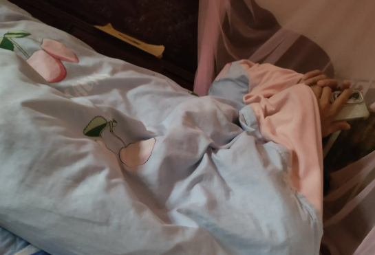 我老公吃完晚饭就缩到被窝里了，看我洗澡出来，他弱弱地问我：“洗澡舒服吗？”我白了