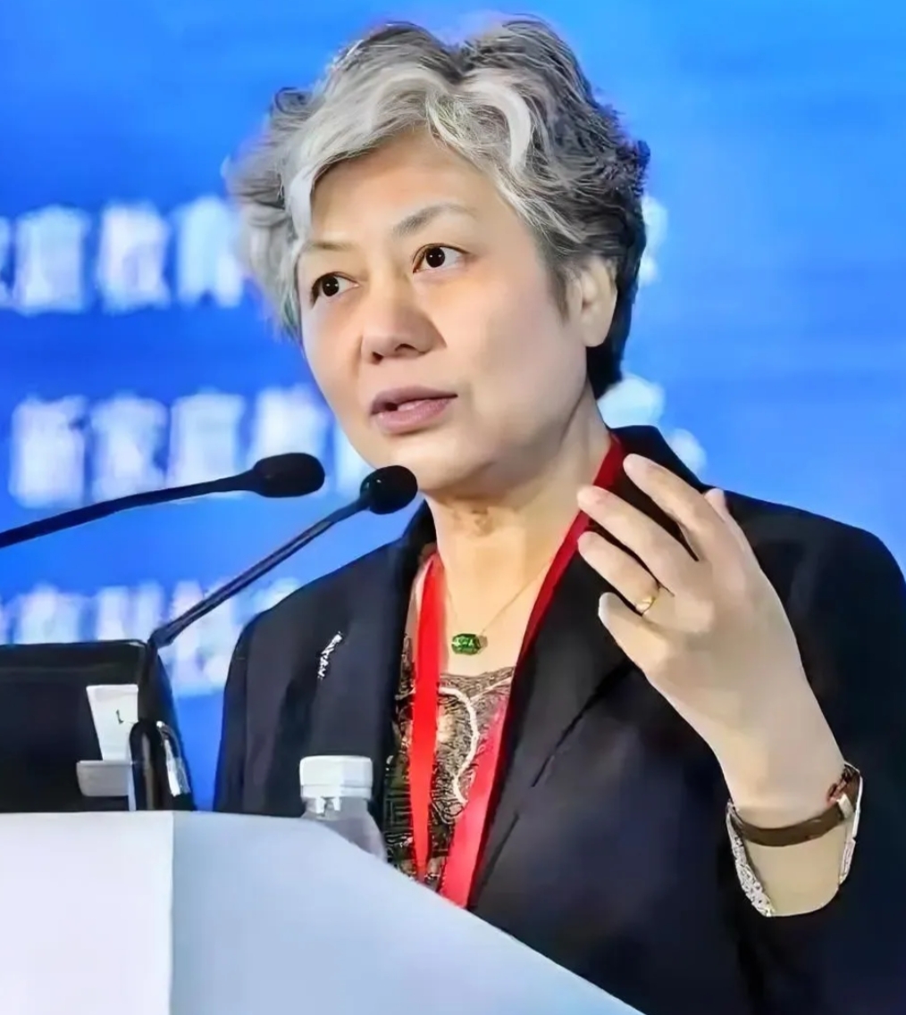 山东一天之内两家金店被抢，说明危机已经开始出现。

光天化日之下，在充满摄像头的