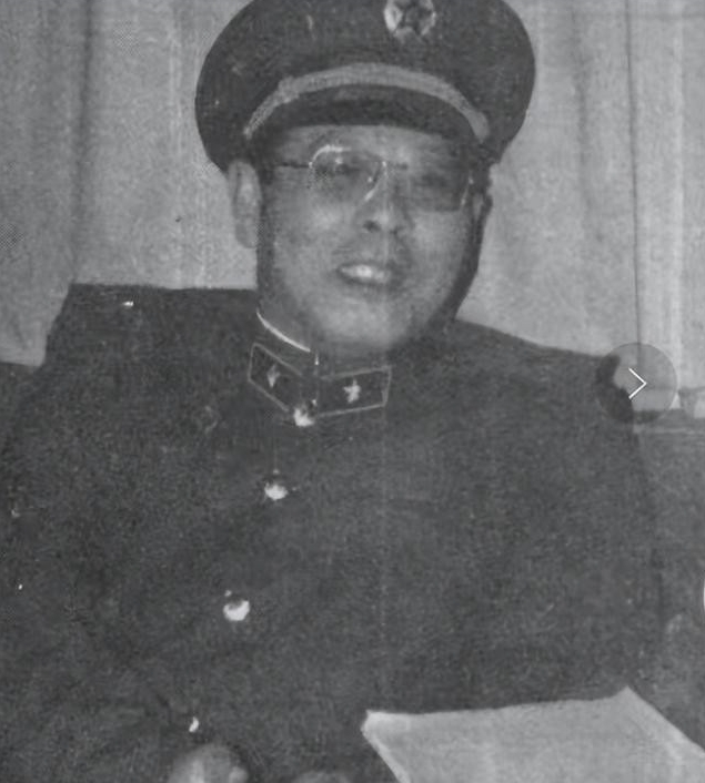 1984年，贺 子 珍病逝，给她送行的人群中，有一个男子不停地大声哭喊着四个字，