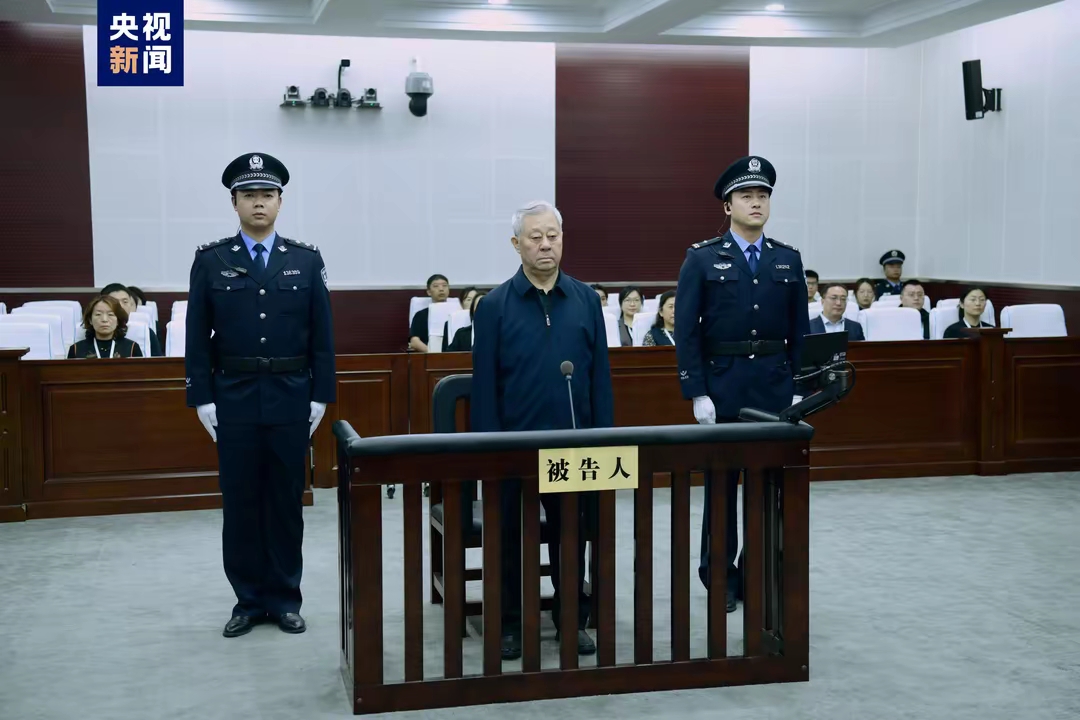 想不明白了，他们图什么？

副部级高官退休4年后落马，受贿超1.8亿元被判死缓，