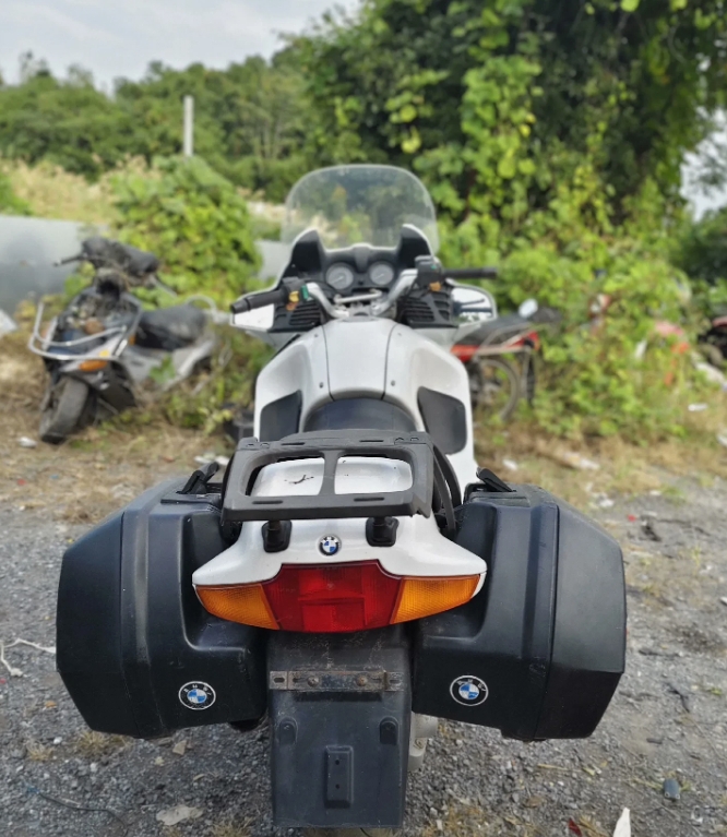 
花2000元在废品收购站淘了这辆宝马摩托车，感觉我能让他恢复动力。
这车保持的