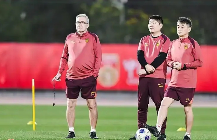 国足取消冬训！本来伊万打算召集国脚来一次集训，由于球员比较疲劳，各俱乐部都组织了