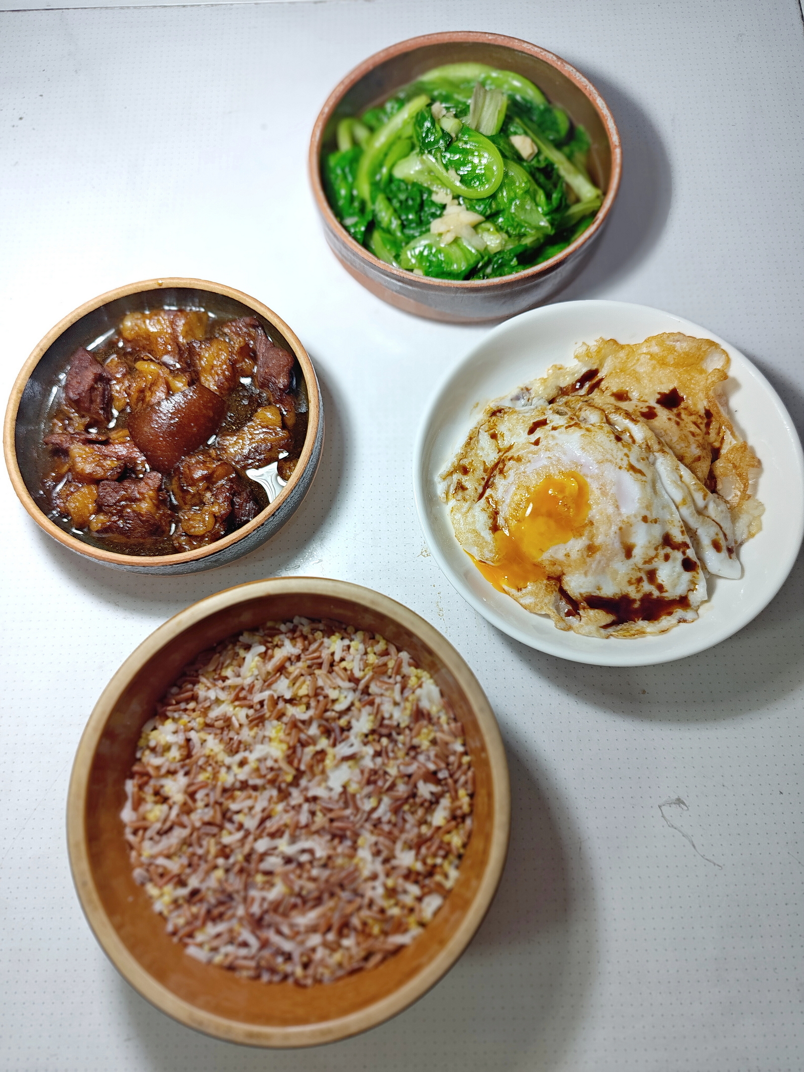 晚晚饭，豉油肉，煎海鸭蛋，炒生菜，蒸三米饭（白米，红米，小米）。煎海鸭蛋最好吃，
