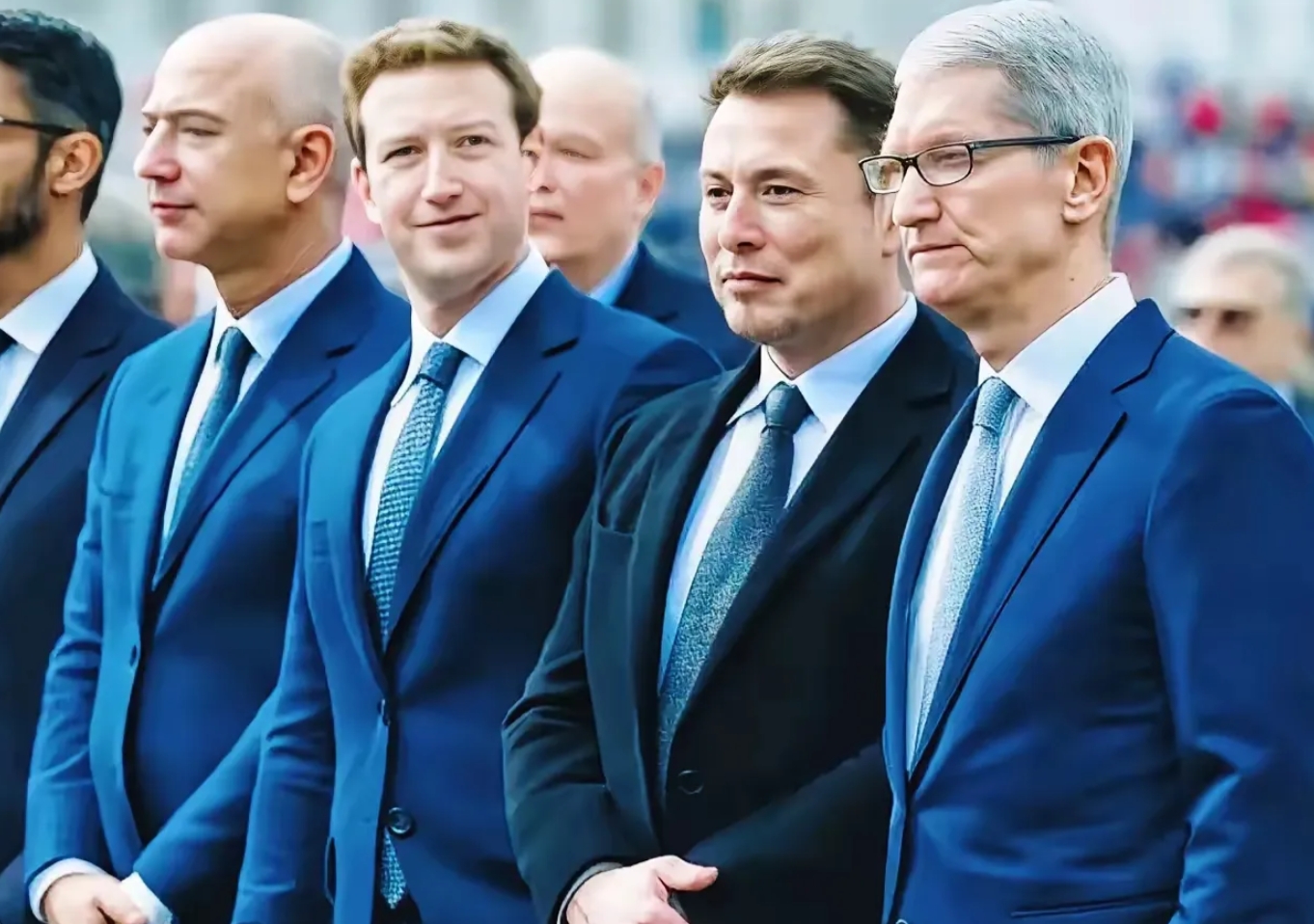 特朗普也是知恩必报哇，20日的就职典礼，他把美国眼下支持他的五位顶级富豪放在他旁