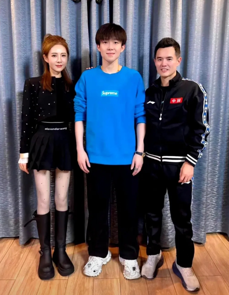 看到奥运冠军王楚钦的这张最新合照，我发现了2个有意思的现象！

1、发现没有，王