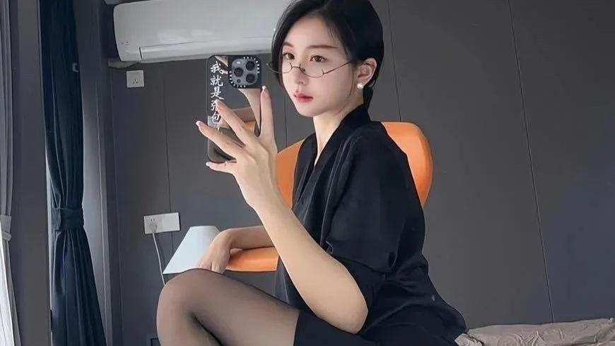 红粉佳人|黑色职业装+丝袜+文艺眼镜，微胖御姐