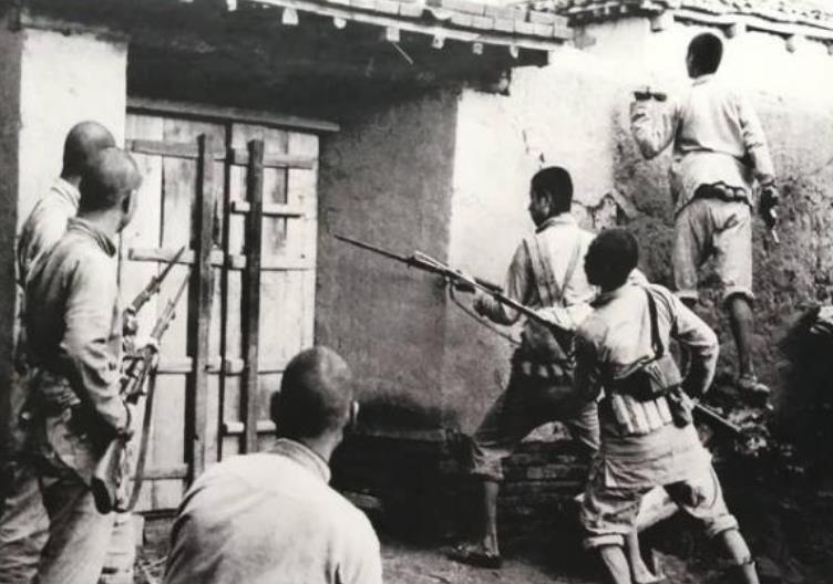 抗战中，日军携带山炮气势汹汹地向冀中根据地开去，根据地的百姓被打怕了，有一户正在