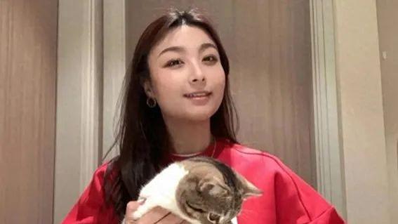 33岁方成琳：新东方高材生甘当绿叶，董宇辉背后的最强女人，