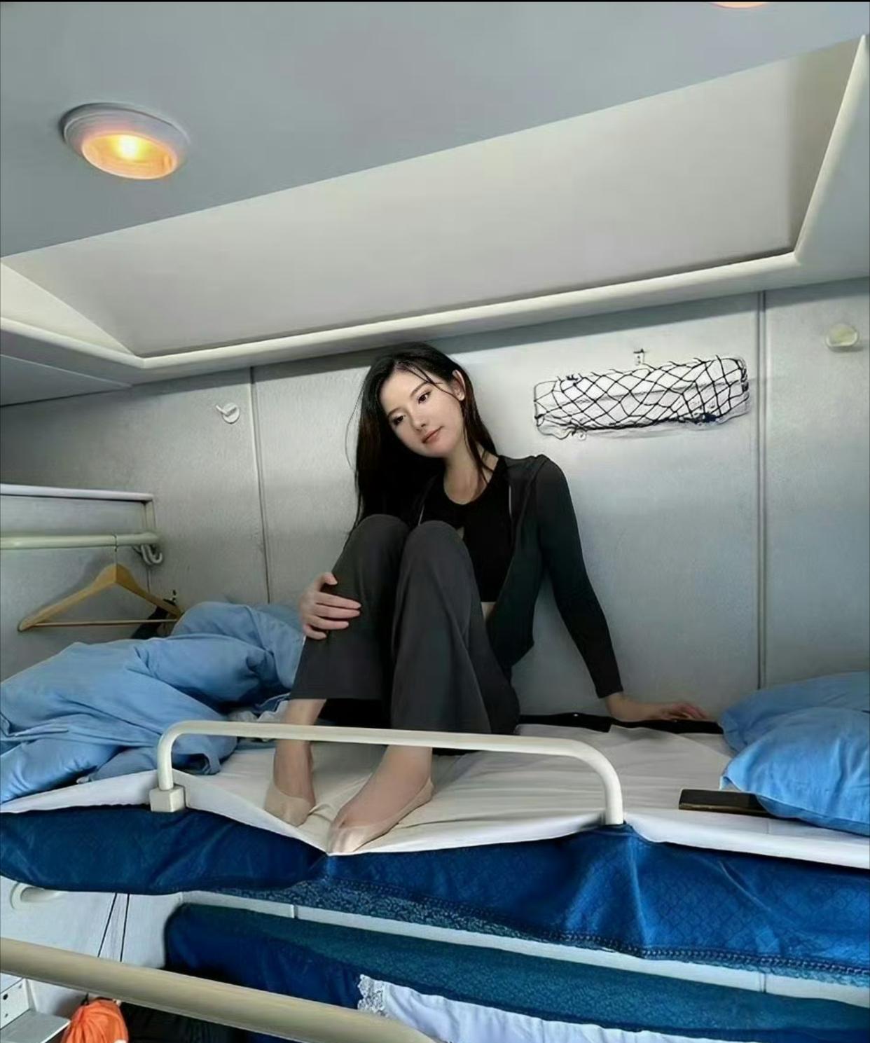 坐火车卧铺，这样穿安全吗？