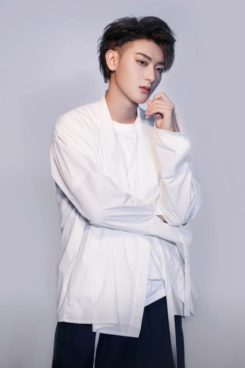 黄子韬感情经历一览：

第一段：金敏贤
出生于1998年，26岁，韩国网红。
相