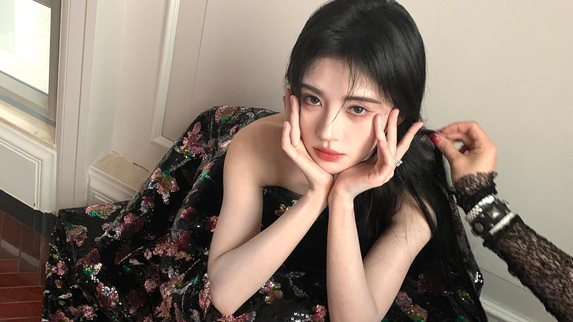 鞠婧祎抹胸黑底碎花长裙如繁星闪烁，妆容精致媚眼如丝，美不胜收