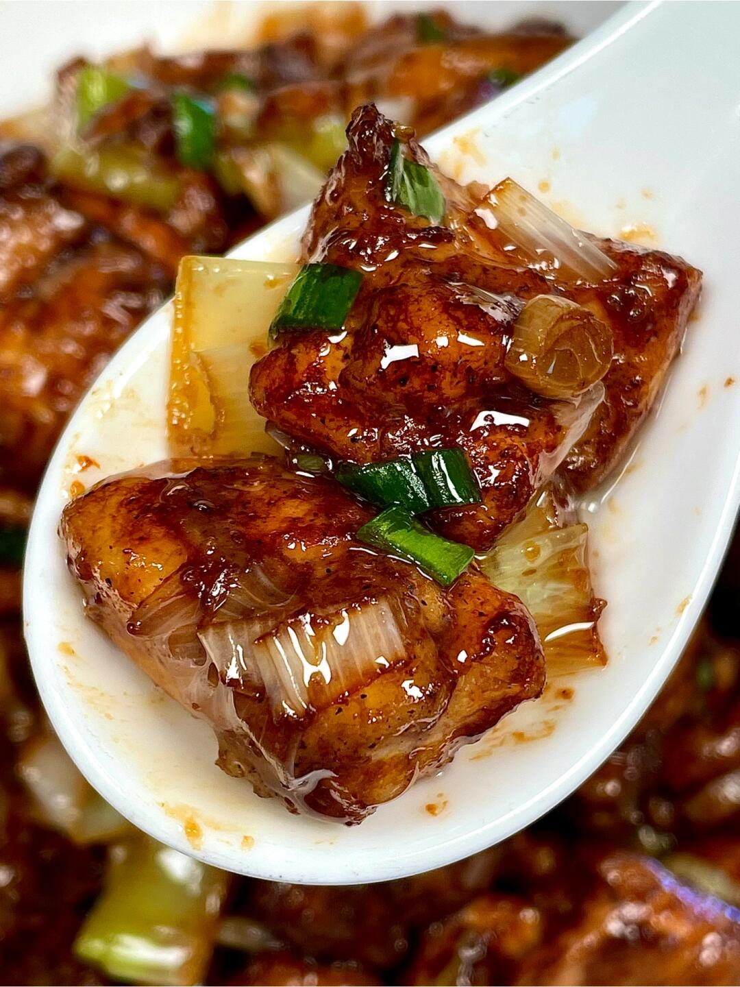 超好吃的葱烧鸡！一定要去试试，绝了
鲜香入味的鸡腿肉，葱香浓郁，外焦里嫩嘎嘎香一