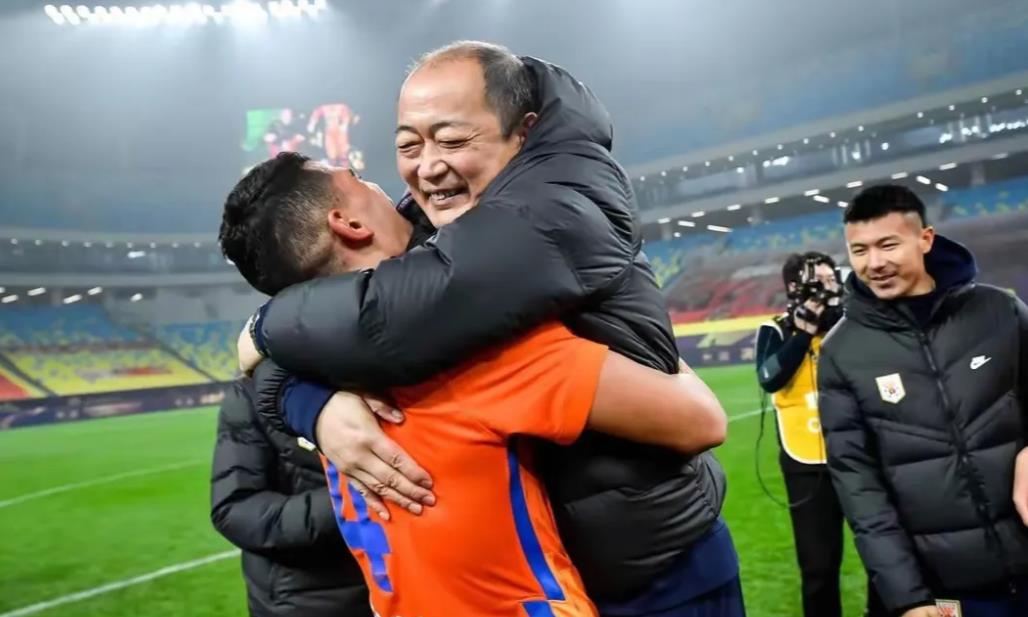 临阵换帅！山东泰山高层变动，济南文旅心腹出任总经理。
山东泰山与横滨水手的亚冠精