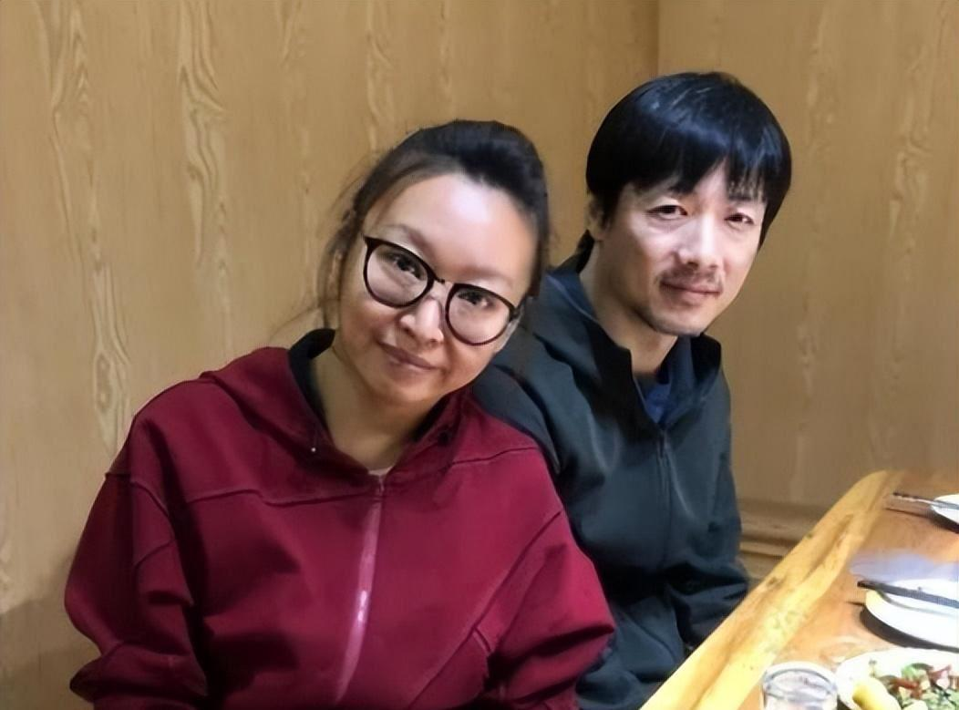 一次节目中，贾玲问祖峰：“能说出你老婆身上的5个缺点吗？”祖峰很认真地说道：“粗