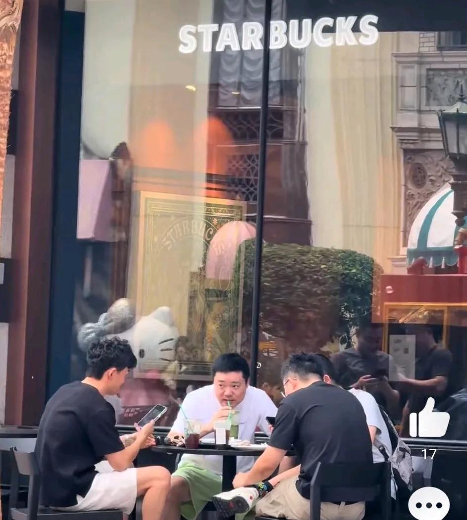 丁俊晖的假期，毫无情趣……
特鲁姆普的假期，欲遮琵琶半遮面……
2、特鲁姆普晒迪