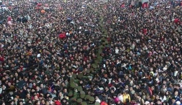 2008年春节前夕，广州火车站成为无数返乡旅客的绝望之地。突如其来的雨雪冰冻天气