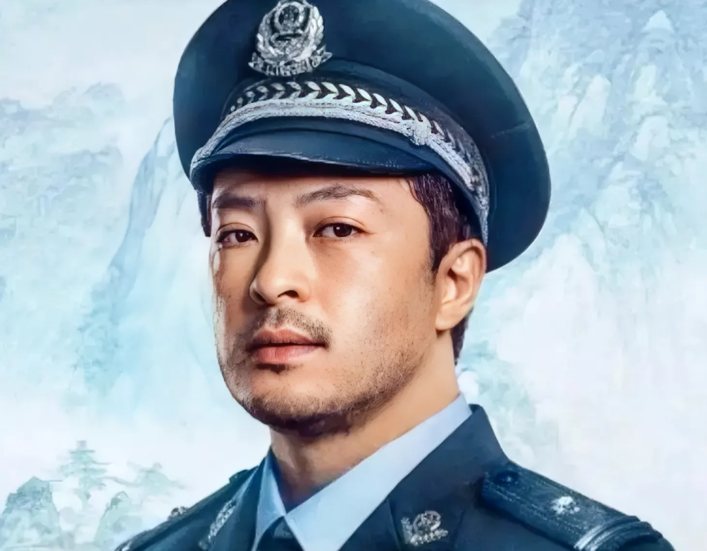富大龙作为影帝，在《我是刑警》里的表现，倍受争议。
有人认为，他演的真实，还原度