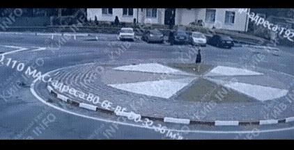 乌克兰一名女子当街倒汽油自焚啊！
原因就是他的丈夫被乌克兰征兵处给抓去当兵，结果