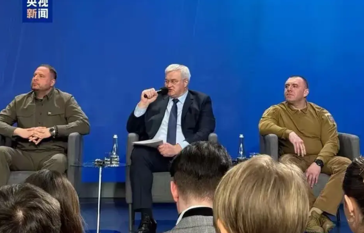 泽连斯基总统位当筹码？美俄乌三巨头底牌全曝光！  
       美国特使前脚刚