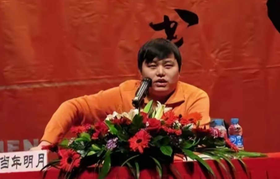 2009年的一天，顺德海关食堂大家正在吃饭。突然，一位领导盯着电视喊道：“这不是