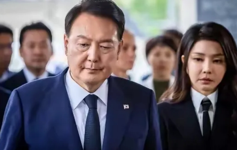 韩国总统尹锡悦竟然52岁才结婚，娶的夫人金建希当时也已40岁