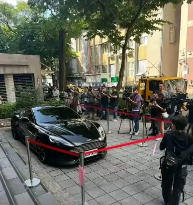大s的前景我并不看好，她自己也没有啥赚钱能力了，据说跟她妹妹合伙开辟了一档新节目
