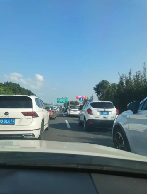 高速公路上，2.5L发动机强还是1.5t发动机强？
直接说答案，肯定是1.5t强