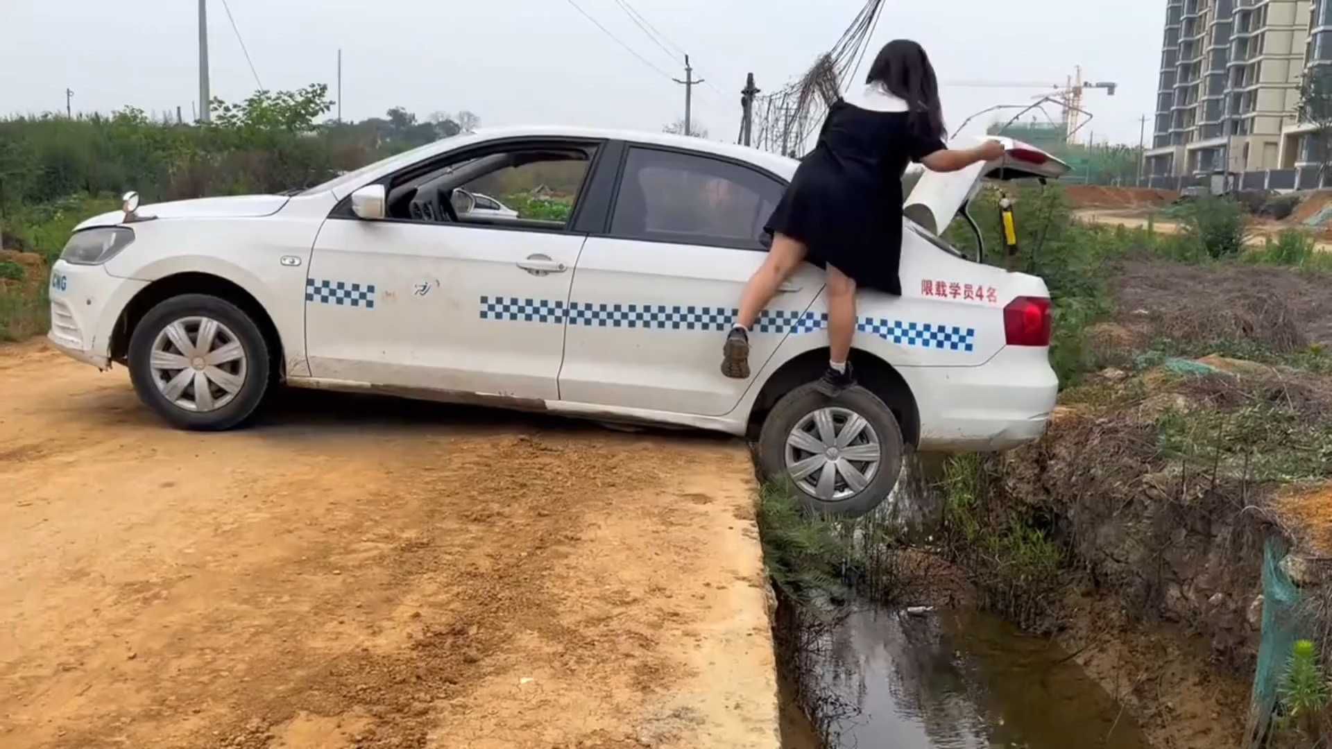 妈妈练车误撞女，兄同陷沟，幸无大碍