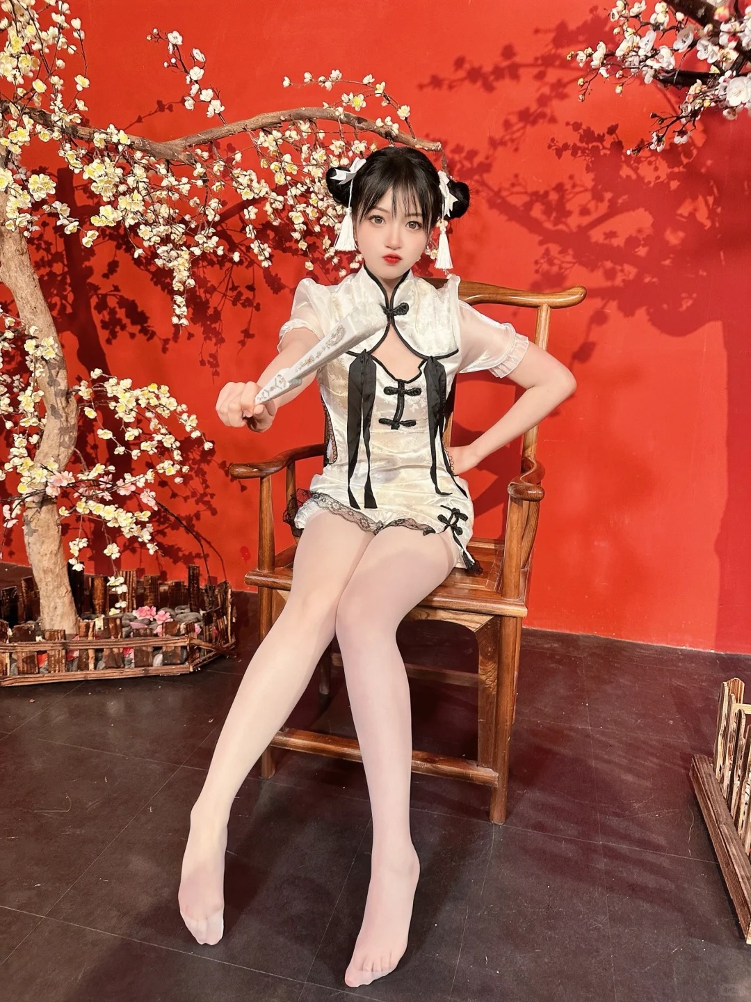 改良旗袍超适合微胖宝宝！
今日份拍摄花絮 手机先发一波
这个造型怎么有种春丽的感