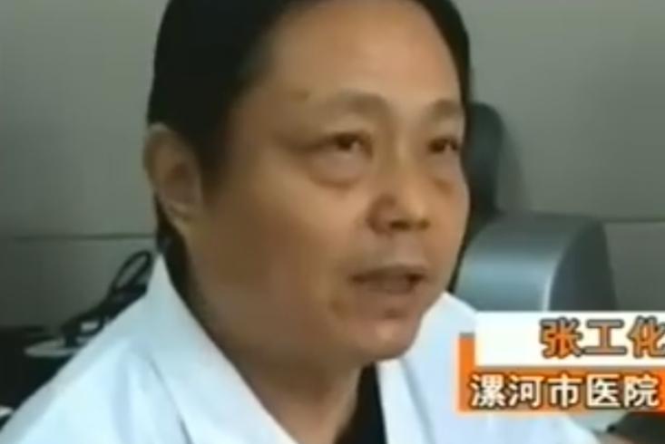 2009年，生活在河南漯河市的一个只有一岁半的女婴，肚子却突然变大，医生检查过后
