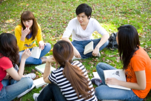 说起大学生生活费，几年前有个同事，她孩子在东北上大学，开学前班里建了个家长群，家