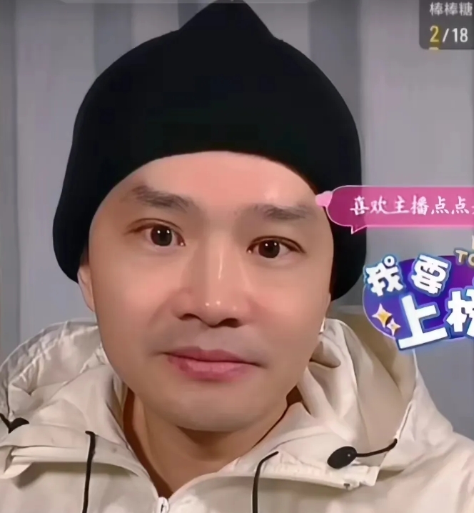 庆奶小男友直播哭泣引热议

庆奶的小男友古柯在直播中泪流满面，声称故事太长说不清