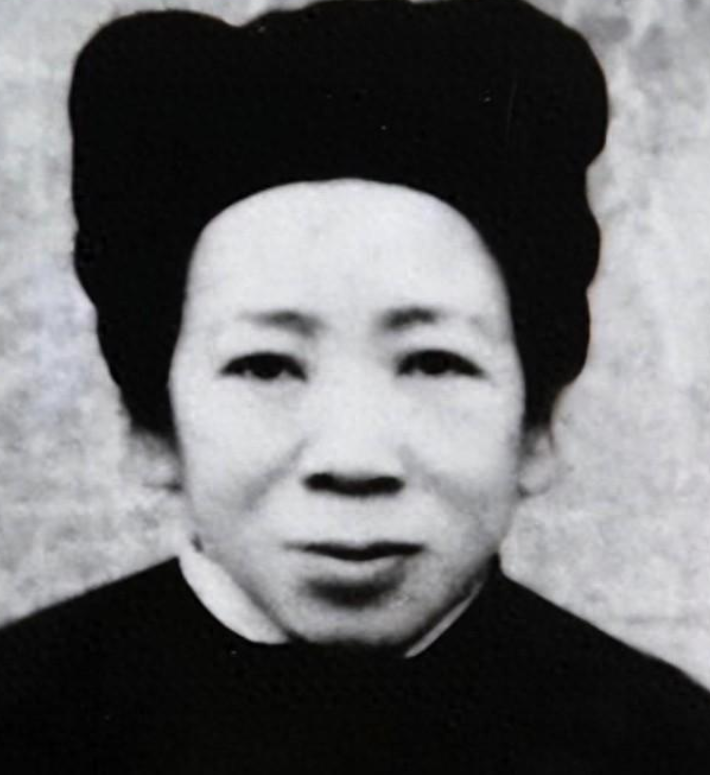 1988年，一农民正在地里干农活。村长突然气喘吁吁的跑过来：“别干了，快回去，你