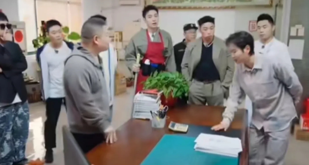 郭德纲演出时说过，他是古希腊掌管流量的神。无数的同行都得蹭他，但他能主动给流量的