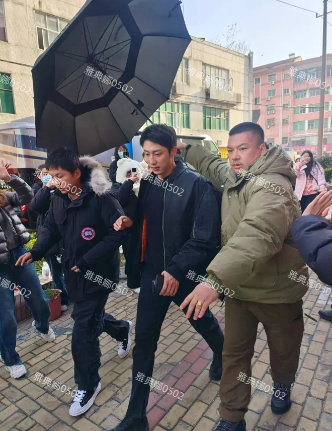 常州遇到黄景瑜，本人好高好瘦脸超小，是个美男子!
他不是印象中的硬汉类型，虽然很