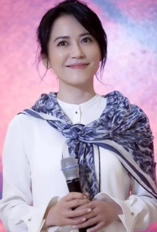 俞飞鸿不婚主义，20年这个男人一直相伴
