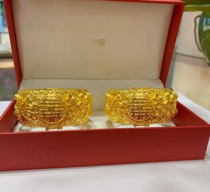 婆婆想让我爸妈买的龙凤手镯借给小姑子结婚用呢。
小姑子过两天就要结婚了。今天吃饭