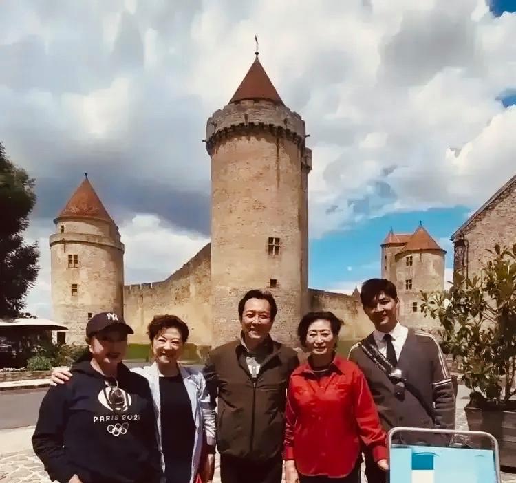 被李小冉骂了十分钟后，刘晓庆又被一众老戏骨捧在手心里！
李小冉：曾当众怒骂刘晓庆