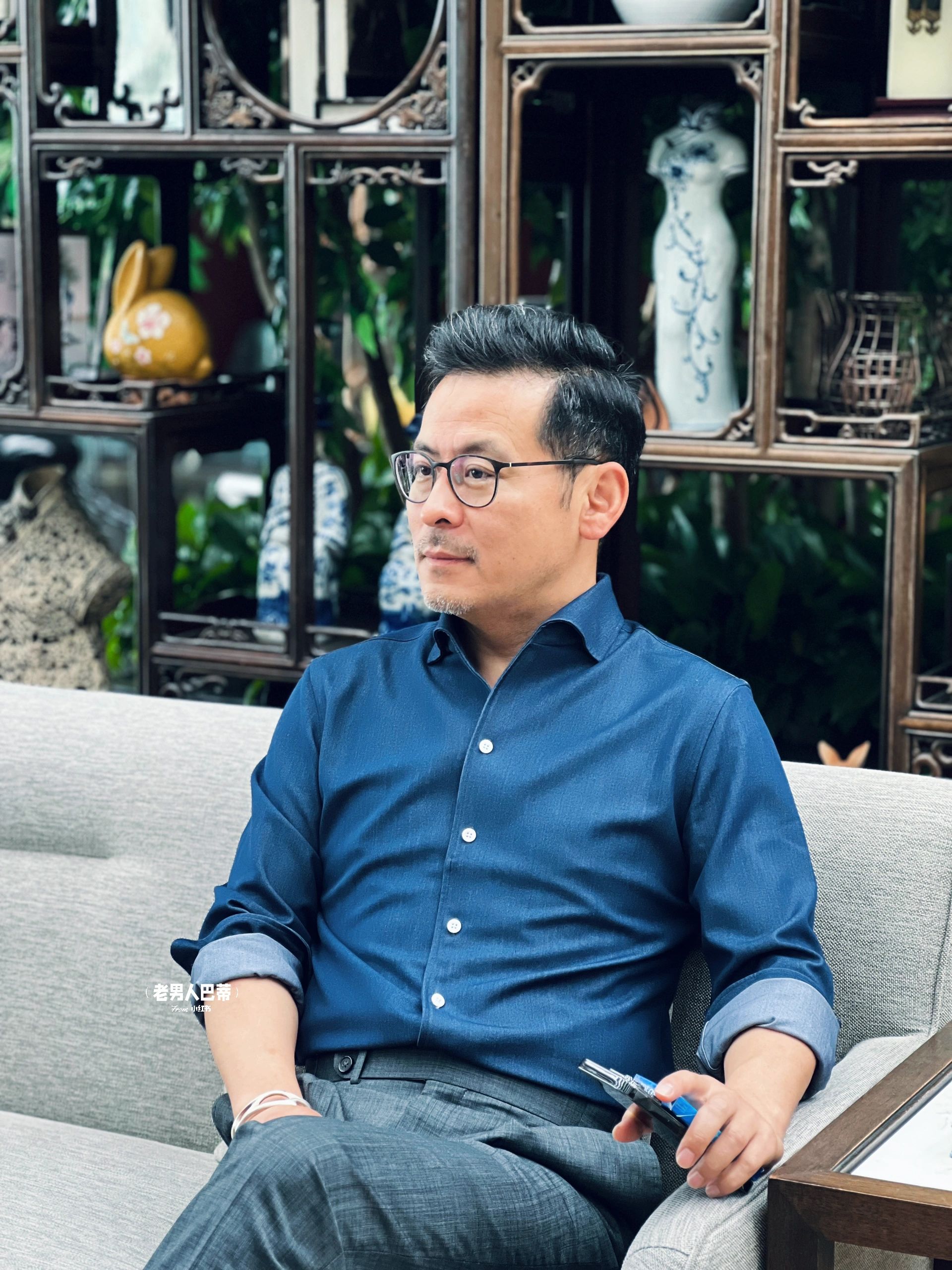 穿一片领衬衫
