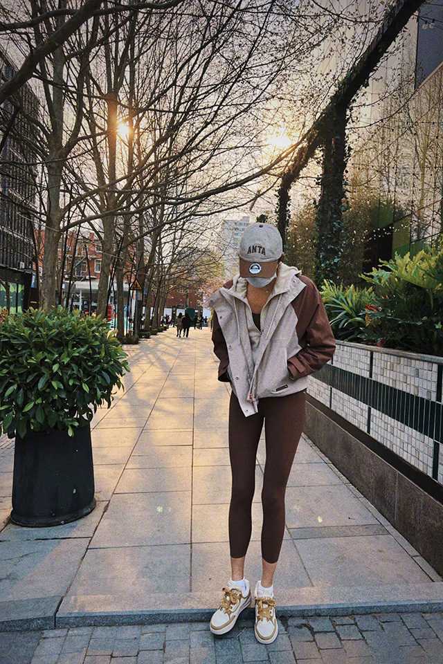 #关晓彤裤子是不是有点短了#看过关晓彤晒的照才知道，原来北京也回暖了。
有人关注