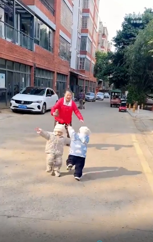 两个萌娃见面belike