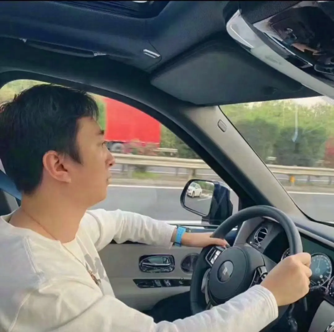 王思聪开的这是什么车啊，太普通了吧，车内一点装饰都没有。
