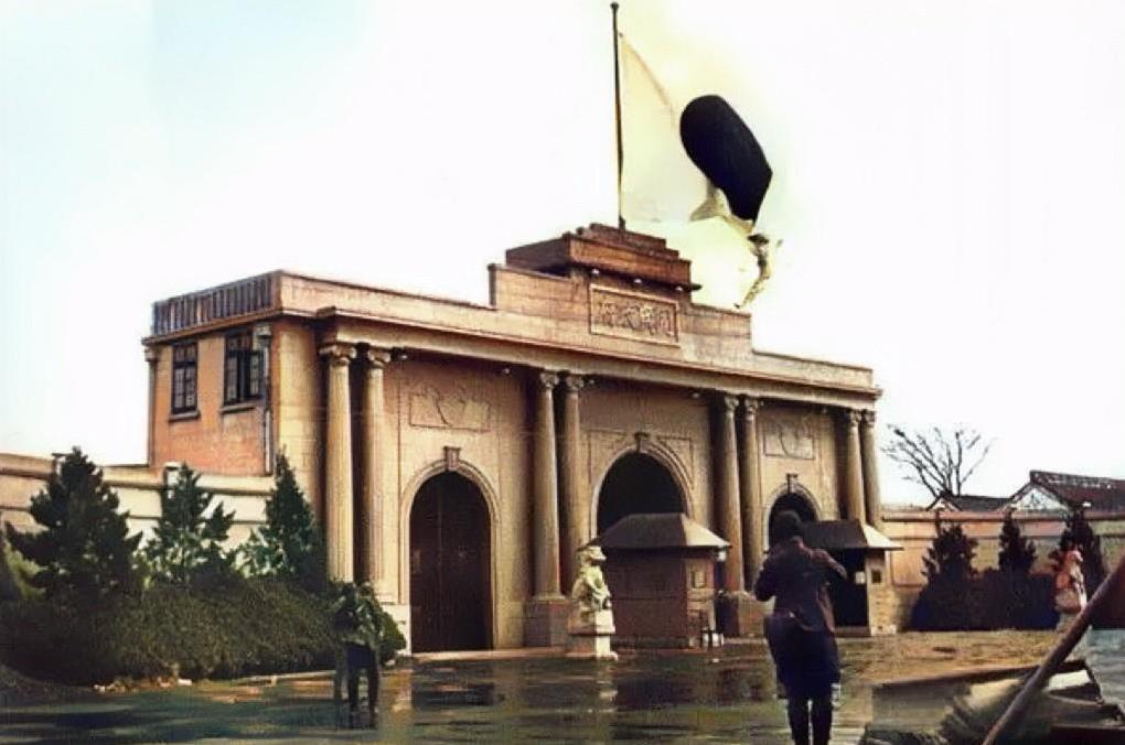 1937年12月，南京沦陷后，日军在国民政府楼上插上了太阳旗，在淞沪会战结束之后