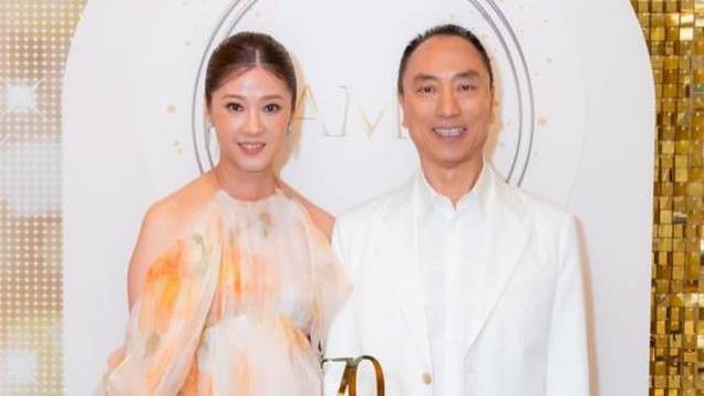 翁嘉穗庆祝结婚26周年，90多岁家翁罕露脸，祖孙三代同框样貌神似