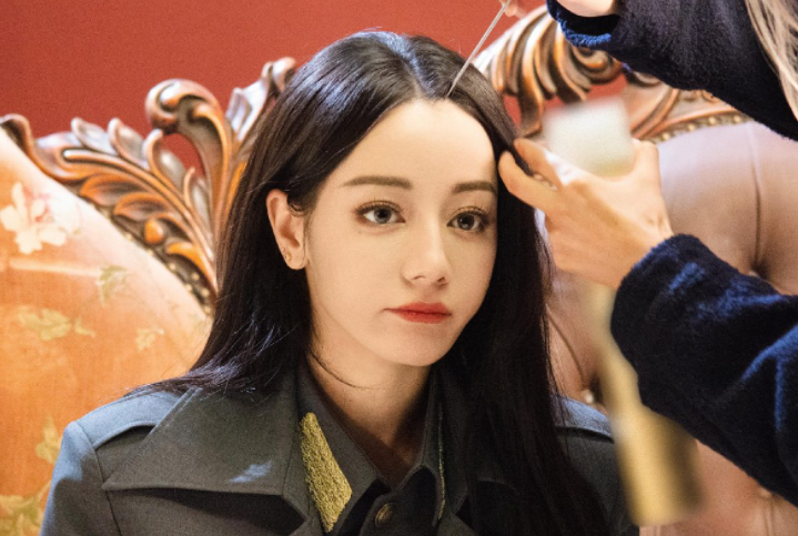 迪丽热巴在综艺中与张凌赫互动，被网友吐槽故意炒 CP，还被翻出曾与鹿晗炒 CP 
