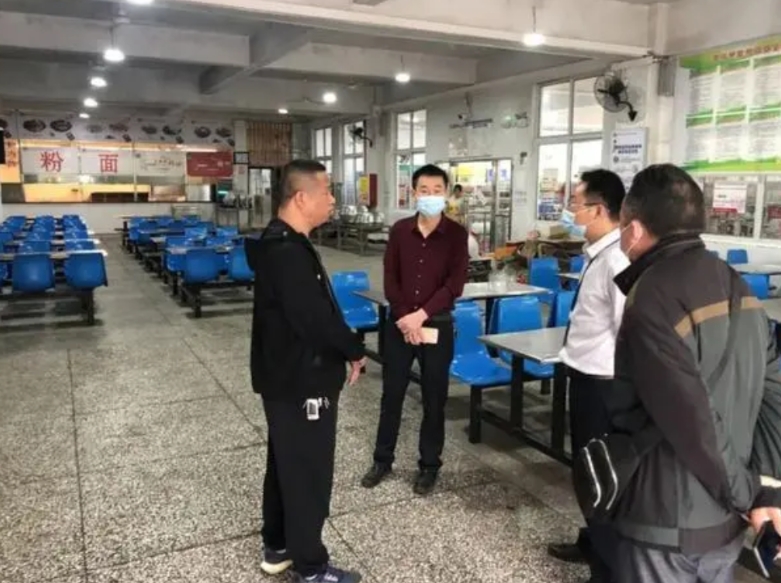 新乡市针对辉县食品厂办证难问题有了新动作，已指派3名核查员于今日开展现场核查。此