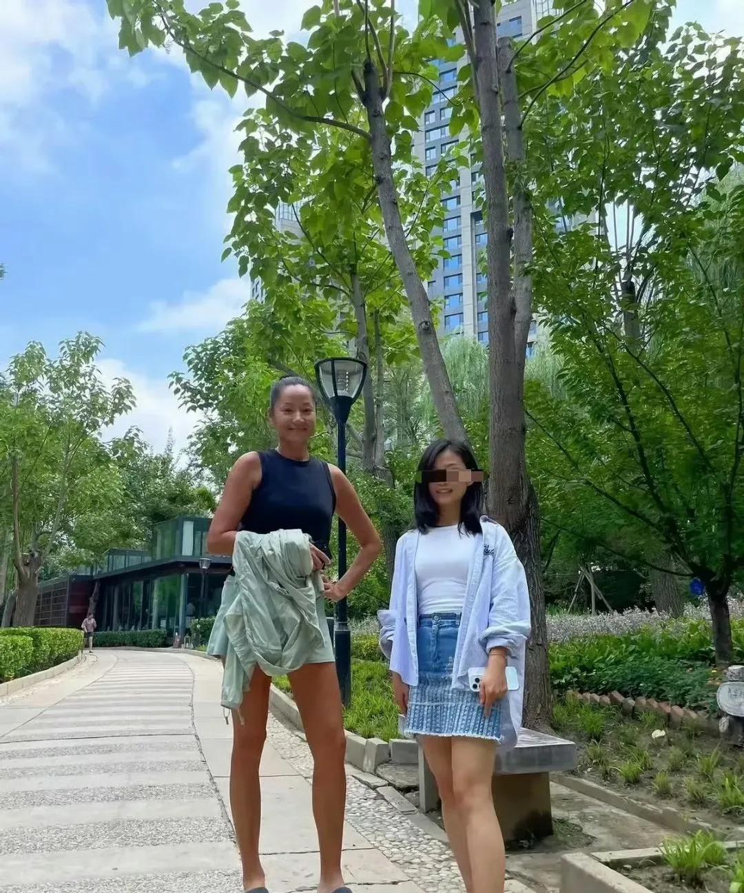瞿颖的身高真没得说，站在她旁边很有压迫感，不愧是知名超模，身材管理也没得说，给人