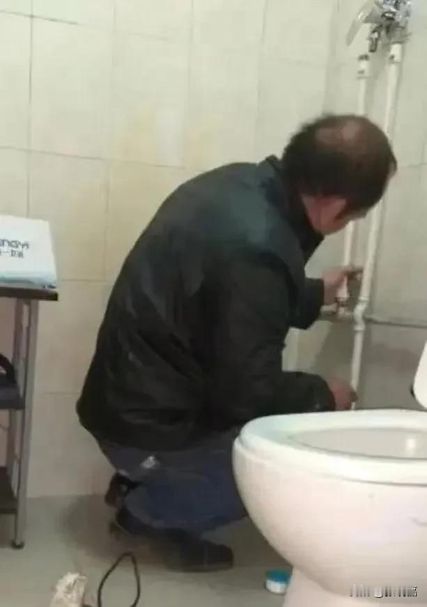 感动！黑龙江，女子家里的下水道堵了，修理师傅开价 80，女子却给了 100 块钱