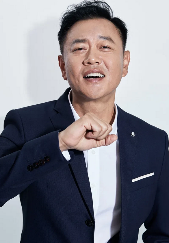 一次 ，冯嘉怡去剧组拍戏，看见导演发愁，上前问：“导演，怎么了？”导演说：“有一