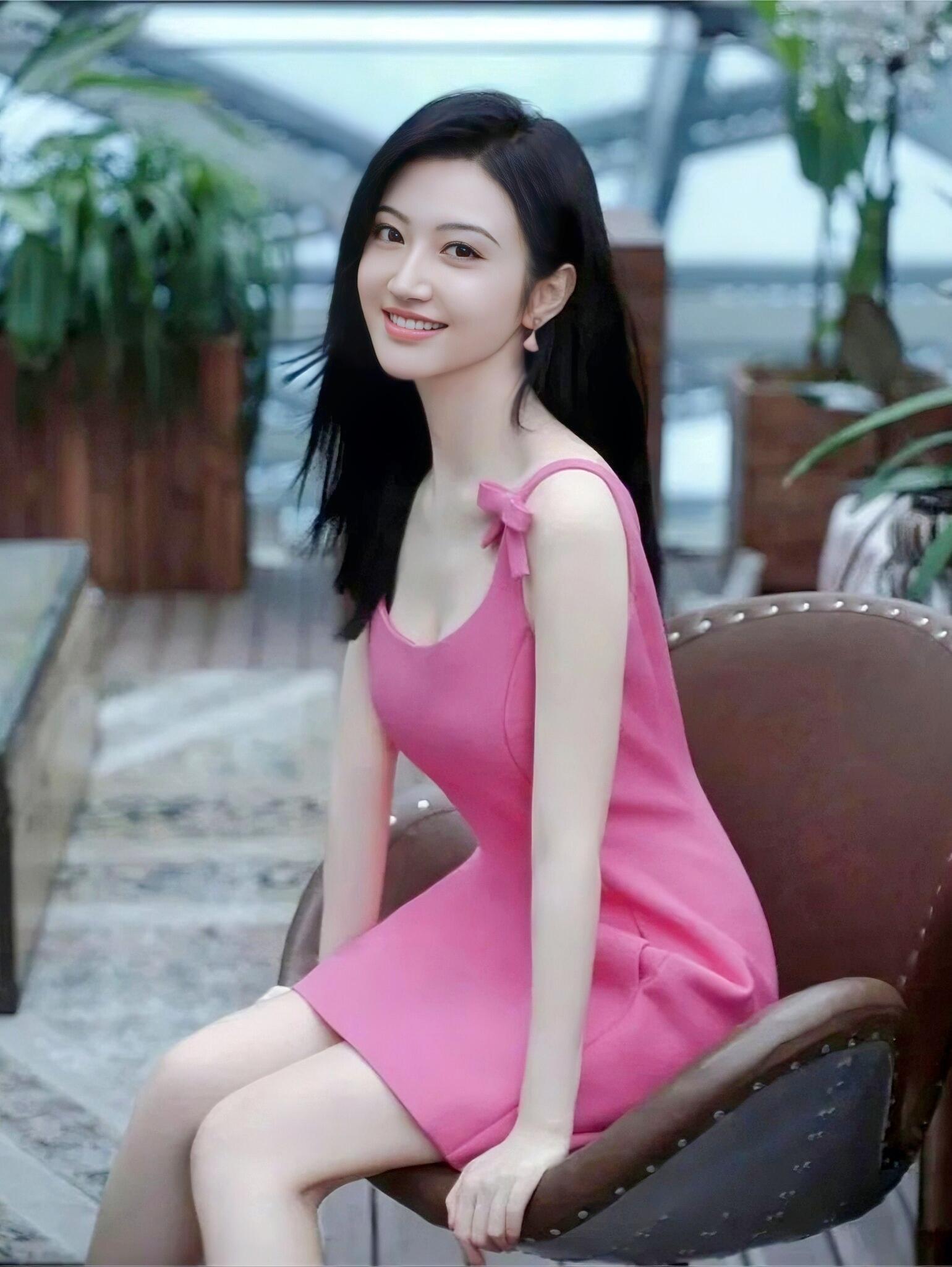 景甜穿粉色吊带短裙
